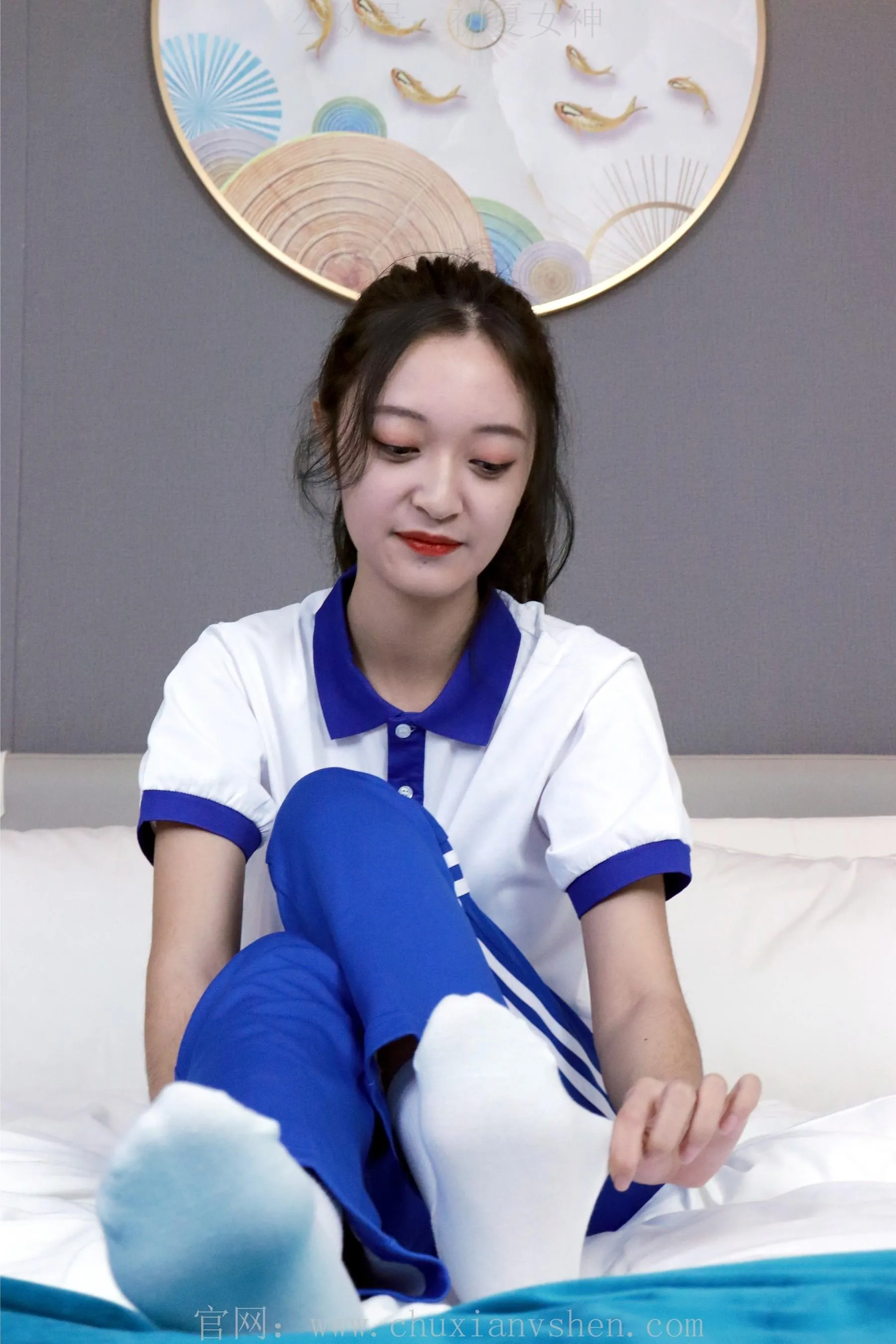 初夏女神 NO.001 依依校服搭配37码运动鞋拍摄 [126P]插图3